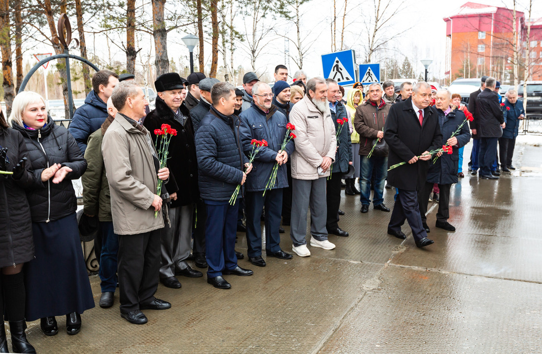 Перед началом митинга в честь В.С. Черномырдинна