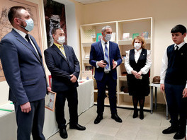 Заместитель директора Оренбургского ГПЗ Дмитрий Лысиков (в центре) поздравил школьников с открытием музея