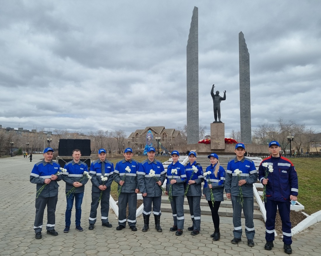 Газовики приехали к памятнику Юрия Гагарина и возложили цветы.