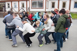 Ходим кругом друг за другом с песней «Вместе весело шагать…»