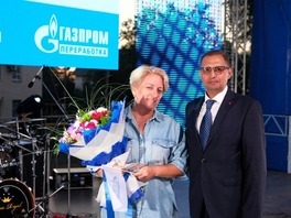 Подарочные сертификаты вручил директор Астраханского газоперерабатывающего завода Олег Танаянц