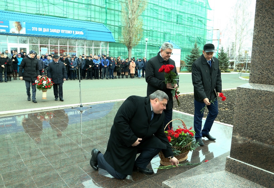Руководители Оренбургского ГПЗ возлагают цветы к памятнику В.С. Черномырдину