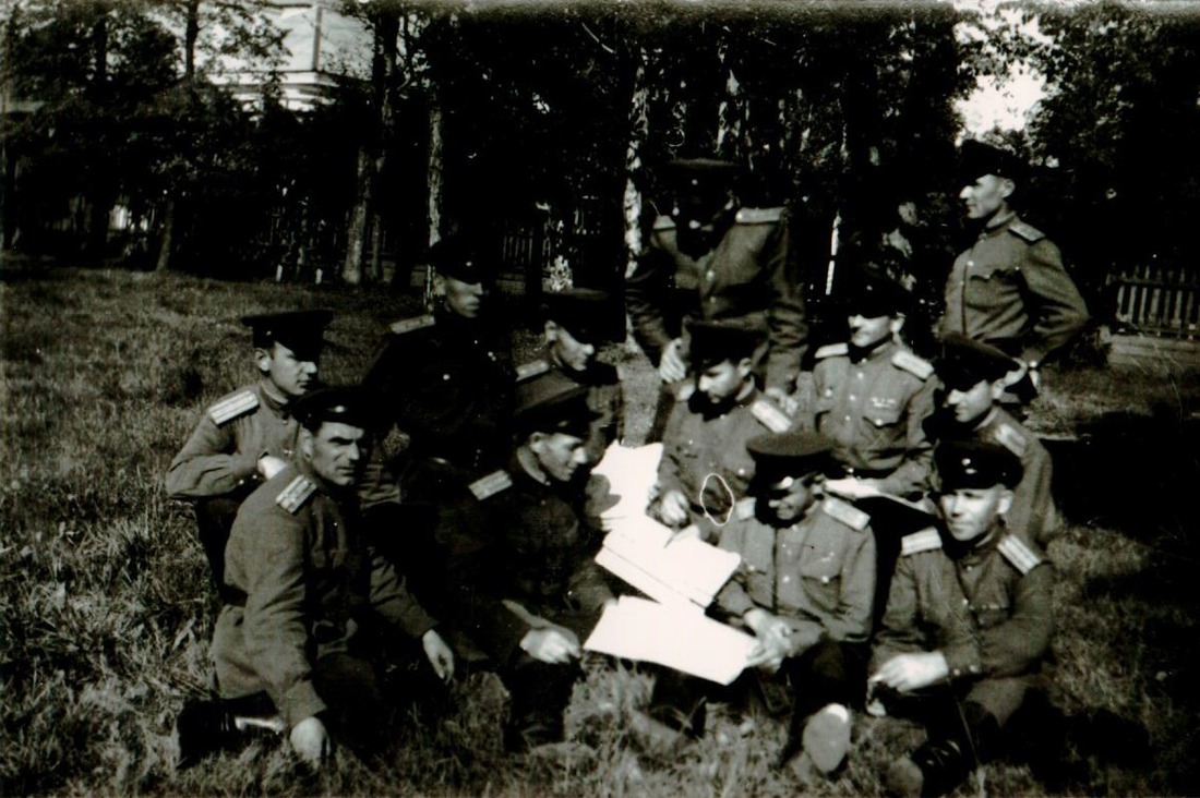 В.М. Кодола (первый слева в первом ряду) со своим отрядом