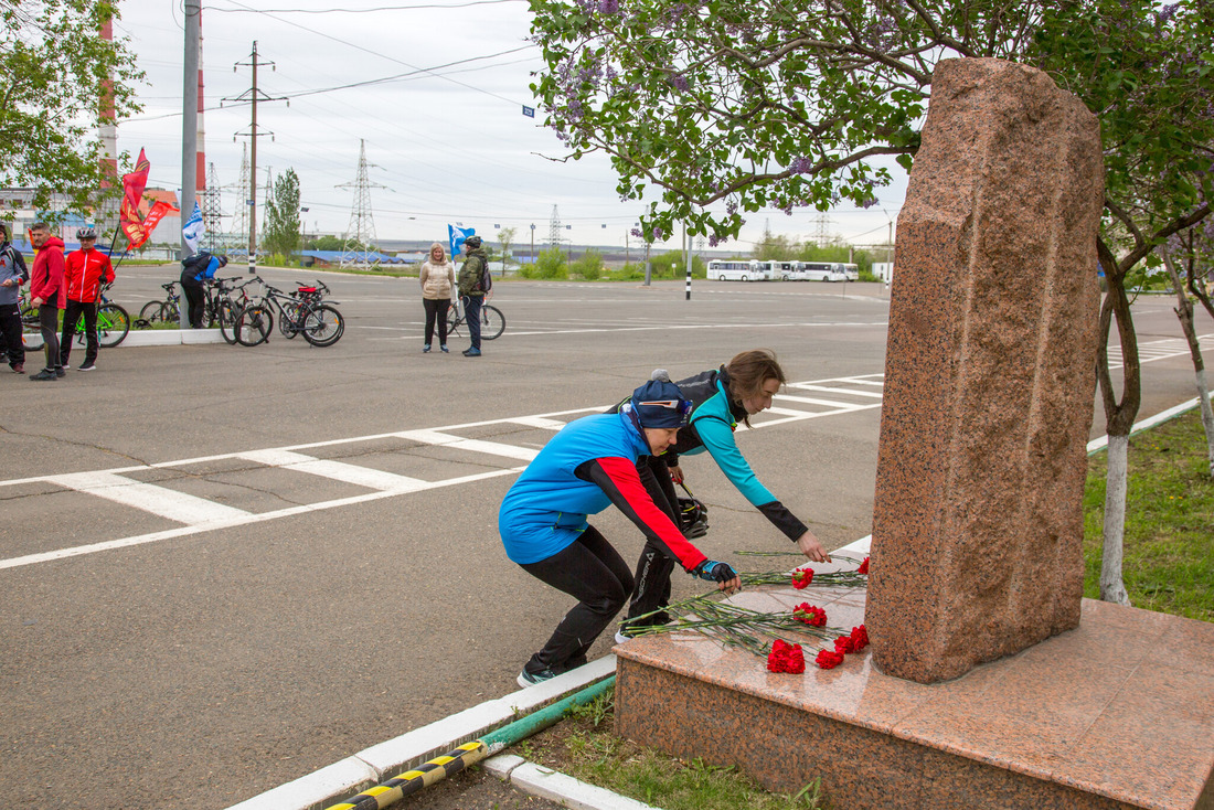 Возложение цветов к памятнику солдатам Великой Отечественной