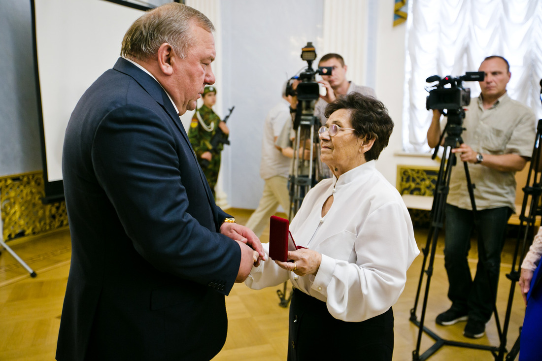 Медаль Ивана Филиппова Раисе Горшихиной вручил Владимир Шаманов
