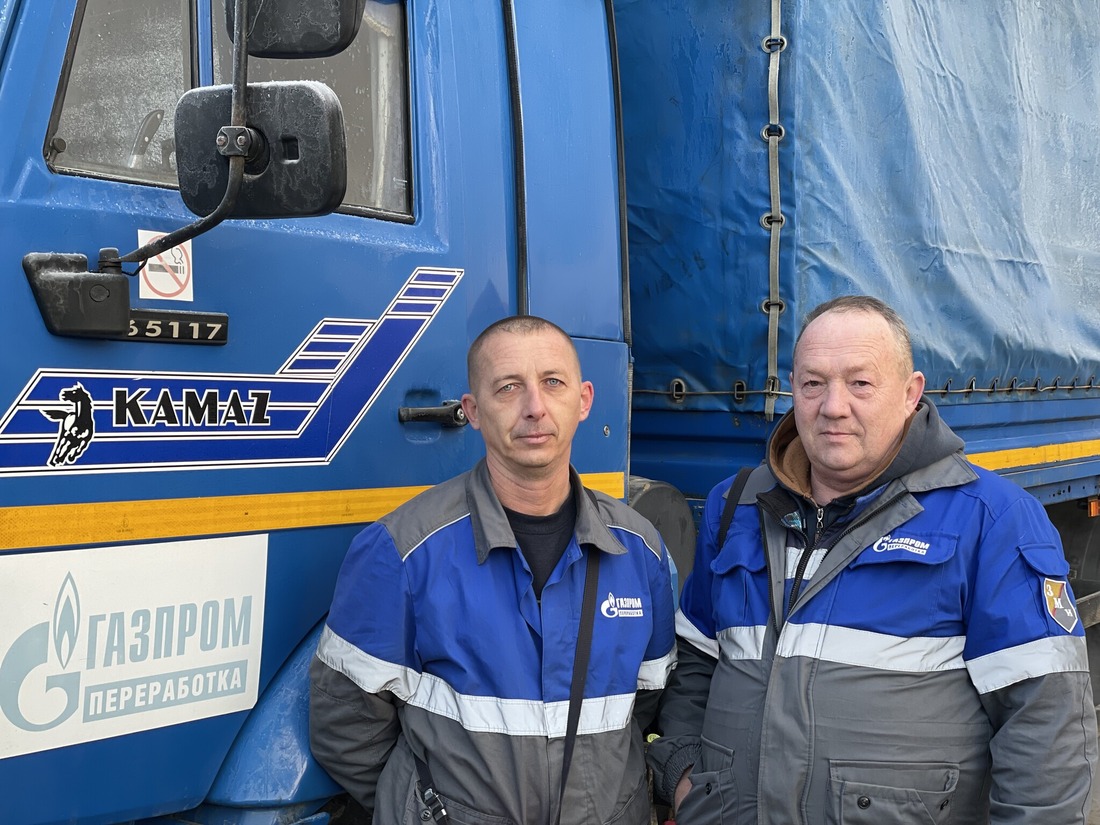 Водители грузовых автомашин Александр Галактионов и Виктор Тимофеев