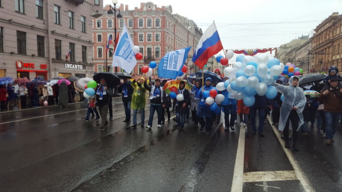Шествие демонстрантов по Невскому проспекту