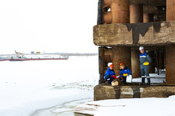 Отбор проб природной воды на причале Сургутского ЗСК
