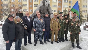 В Новом Уренгое появился новый монумент "Героям Отечества"