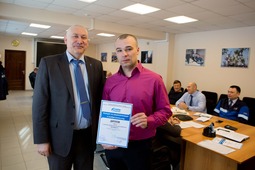 Сергей Талалаев, главный инженер завода награждает Евгения Мякушева