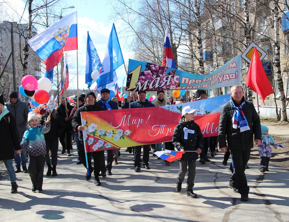 Колонна Сосногорского ГПЗ на первомайском шествии