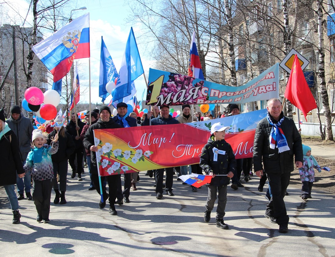 Колонна Сосногорского ГПЗ на первомайском шествии