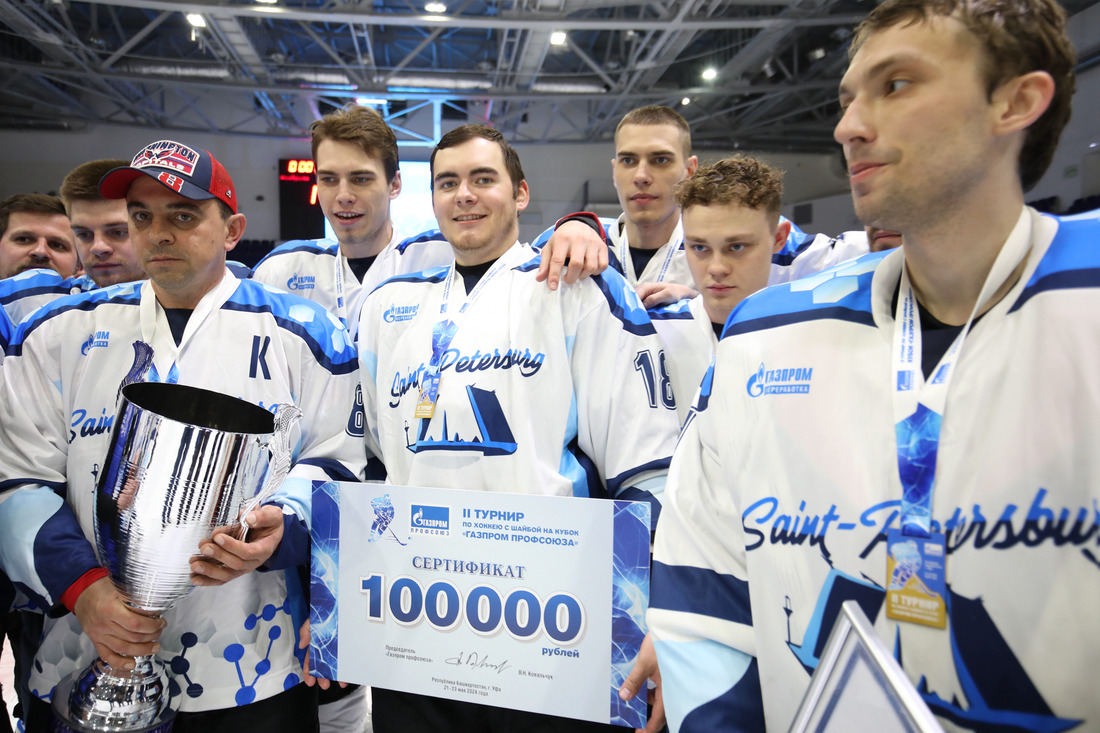 Хоккеисты «Газпром переработки» с кубком и специальным призом