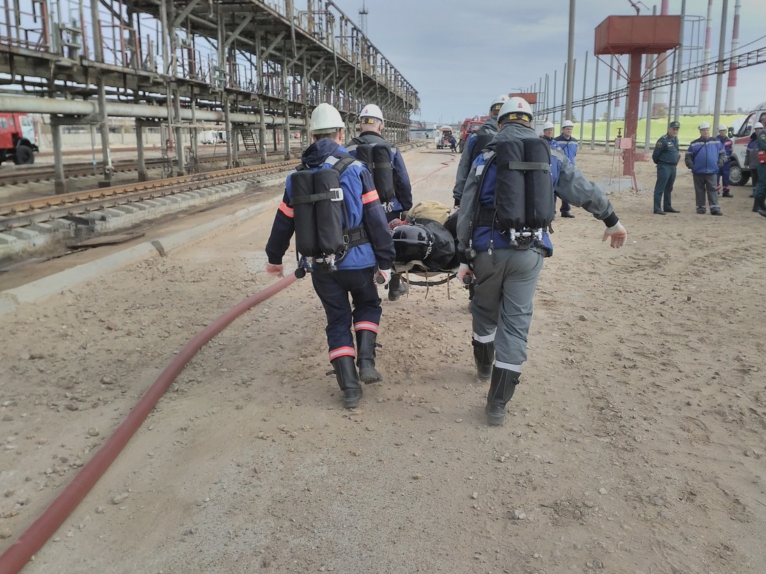 Эвакуация работниками газоспасательной части условно-пострадавшего пожарного