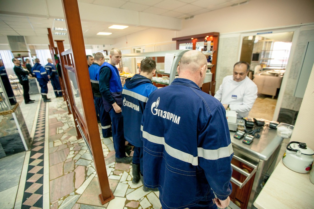 Обеденный перерыв в заводской столовой