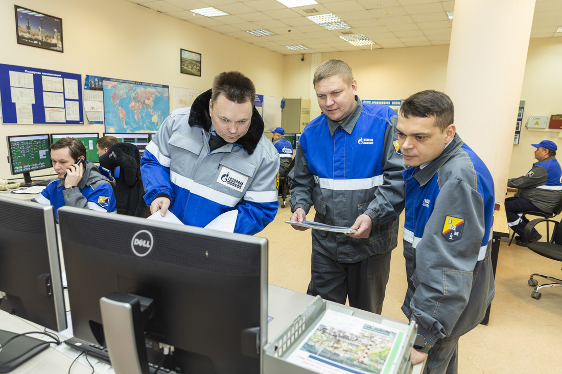 В операторной комплекса по облагораживанию моторных топлив