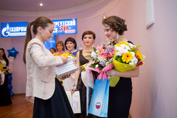 Екатерина Косполова — генеральный директор тренингового центра "ПрактикУМ" вручает специальные призы всем участницам конкурса