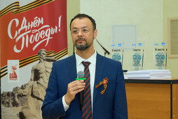 Победителей наградил директор завода Руслан Койшин