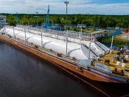 Налив дизельного топлива на причале Сургутского ЗСК