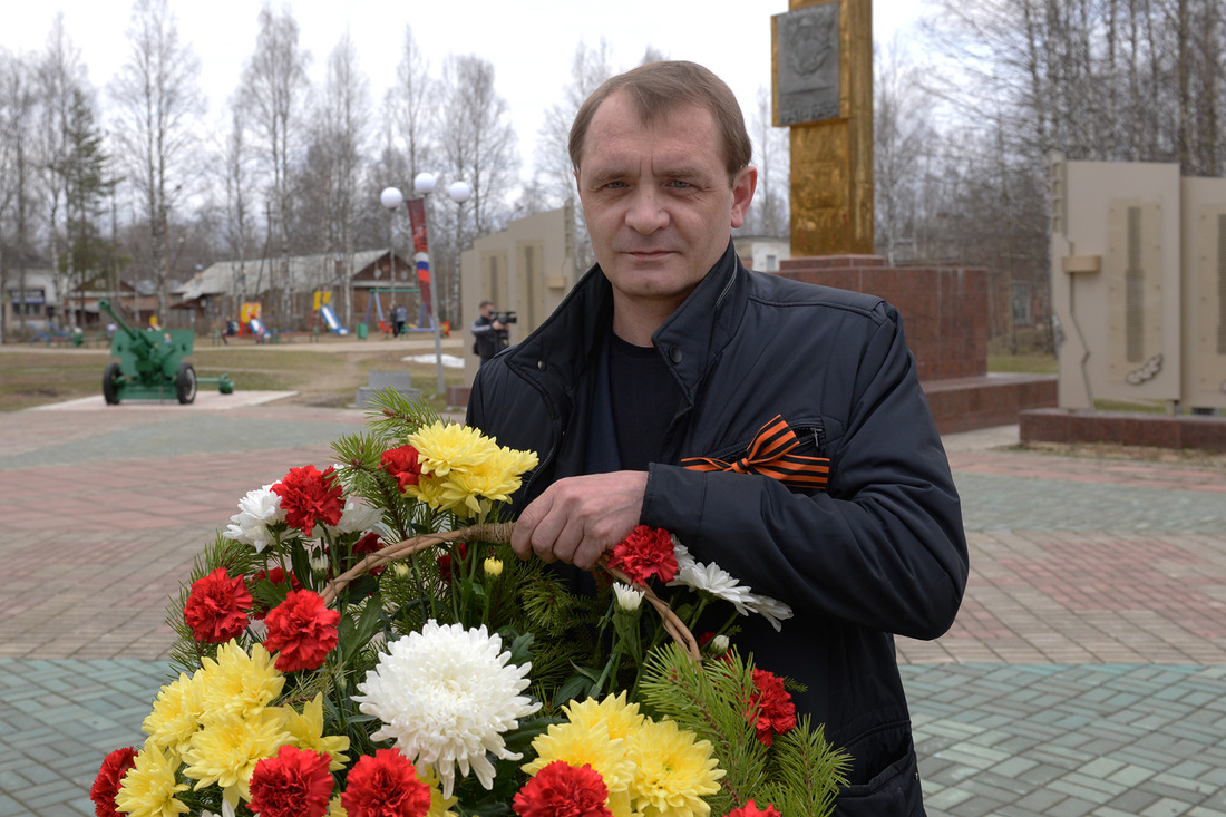 Директор Сосногорского ГПЗ Юрий Дегтев возложил цветы в центральном сквере Победы г.Сосногорска