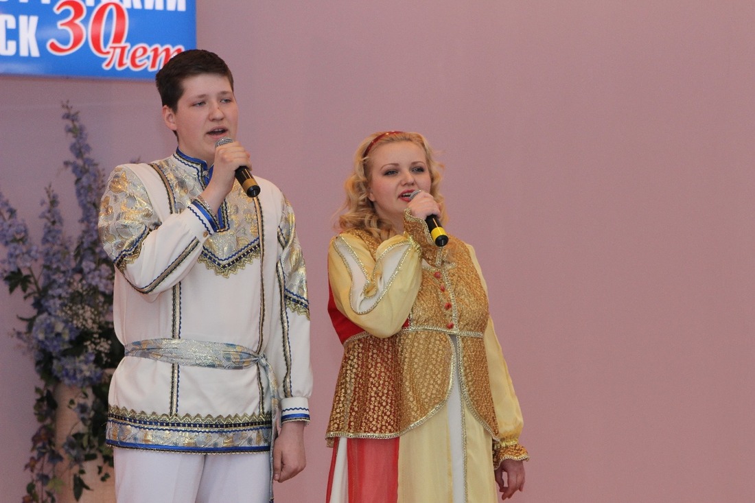 Дмитрий Кокуркин и Дарья Михайлова исполняют народную песню