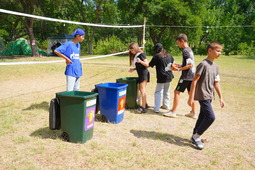 Юные астраханцы учатся разделять мусор