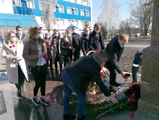 Возложение цветов к памятнику Виктора Черномырдина