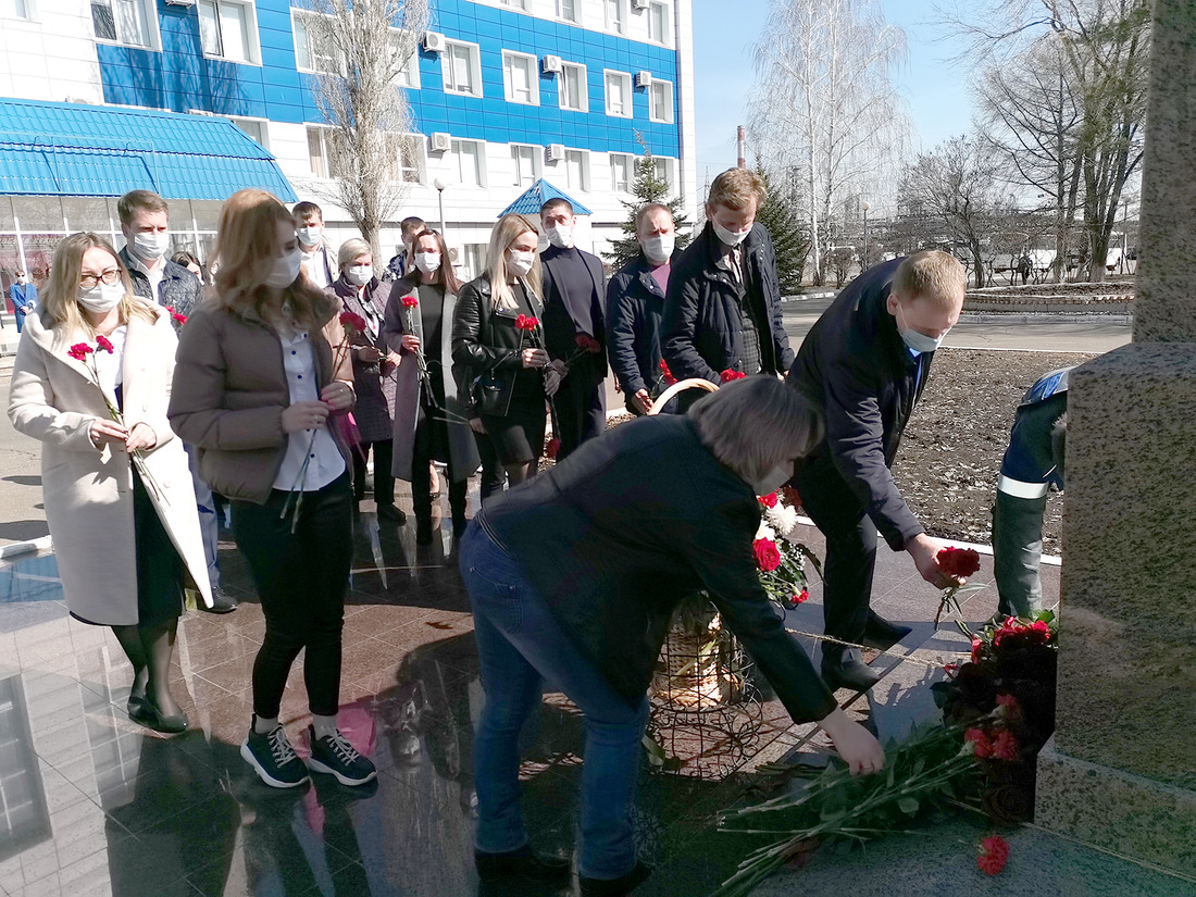 Возложение цветов к памятнику Виктора Черномырдина