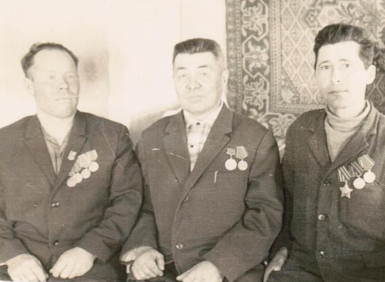 Ветераны села Среднеаскарово Саракташского района Оренбургской области (Я.М. Асламчин слева)