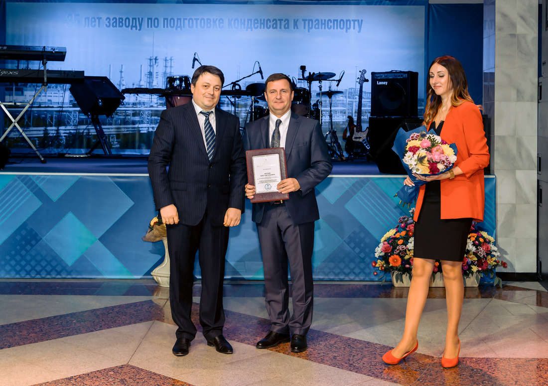 Олегу Обухову, главному инженеру ЗПКТ, вручают почетную грамоту губернатора ЯНАО