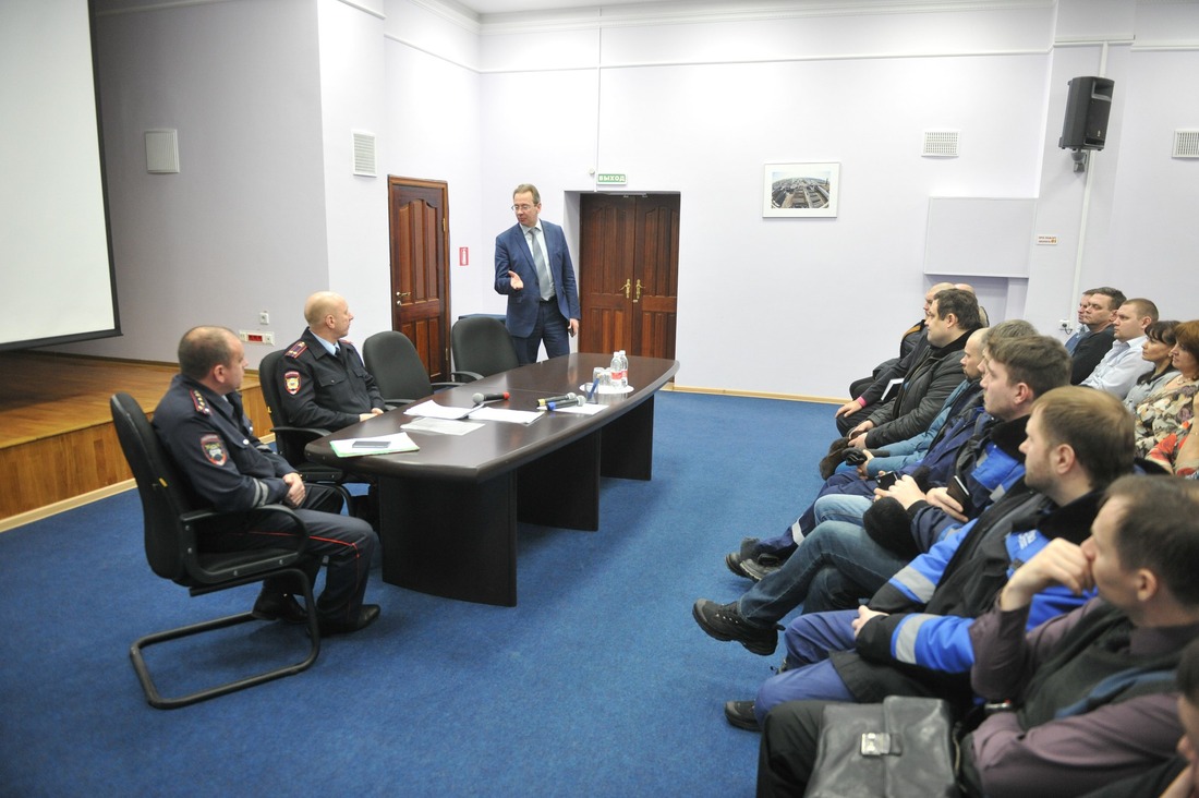 Ведущий встречи Валерий Кузьменок представляет гостей