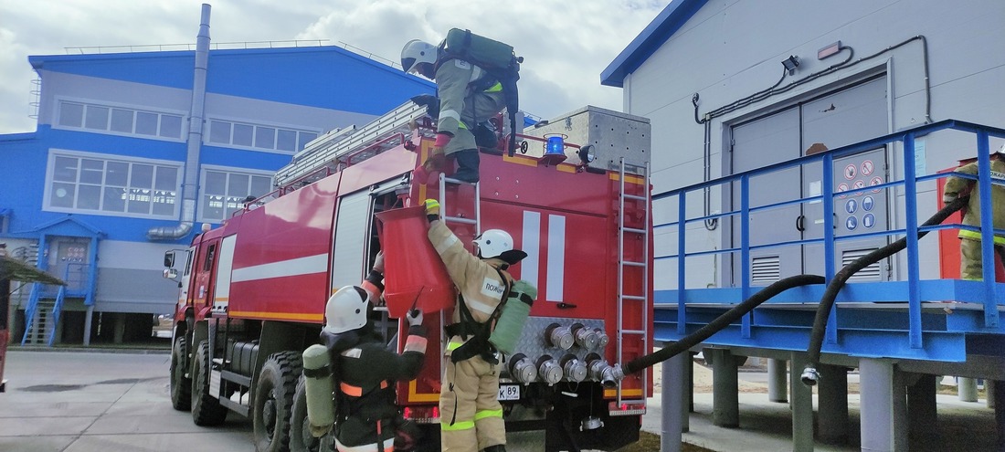 Пожарные разворачивают технические средства для тушения возможного возгорания