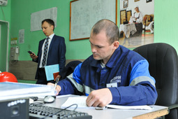 Владимир Табурчану, оператор товарный Сургутского ЗСК на технологическом оборудовании рассчитывает массу продукта в резервуаре исходя из калибровочной таблицы и полученных данных плотности