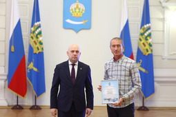 Иван Сердюков, машинист экскаватора транспортного цеха (справа)