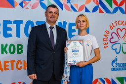 Дипломы победителей вручает председатель профсоюза Оренбургского газоперерабатывающего завода Виктор Дьяченко