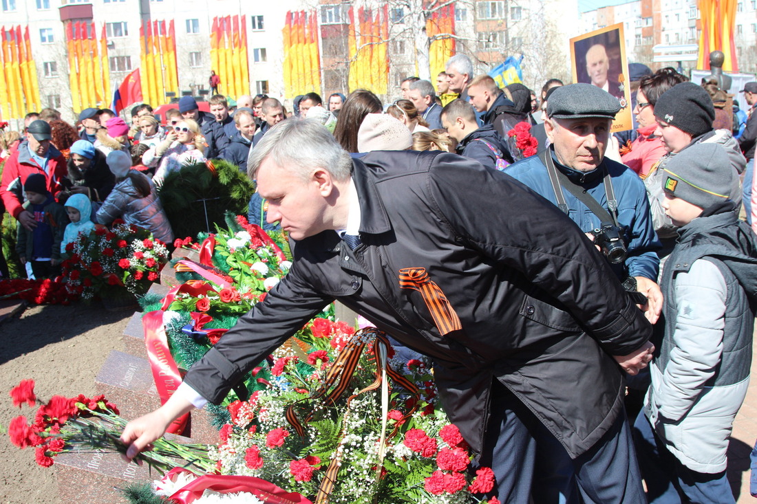 Андрей Дорощук, директор Сургутского ЗСК, на церемонии возложения цветов к Вечному огню