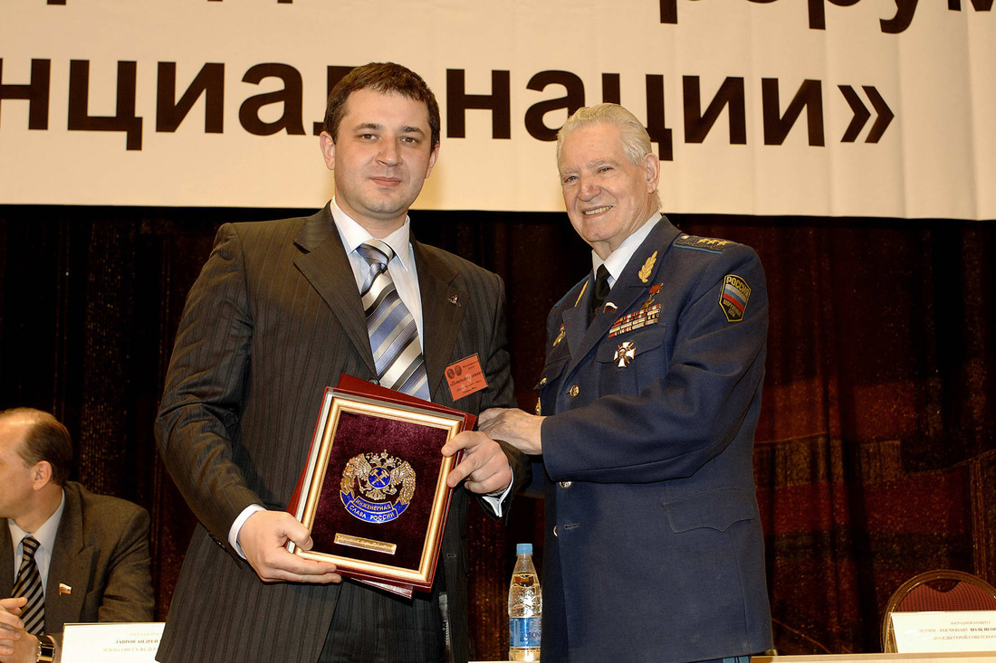Вручение И.П.Афанасьеву почетного знака "Инженерная слава России", 2006 год