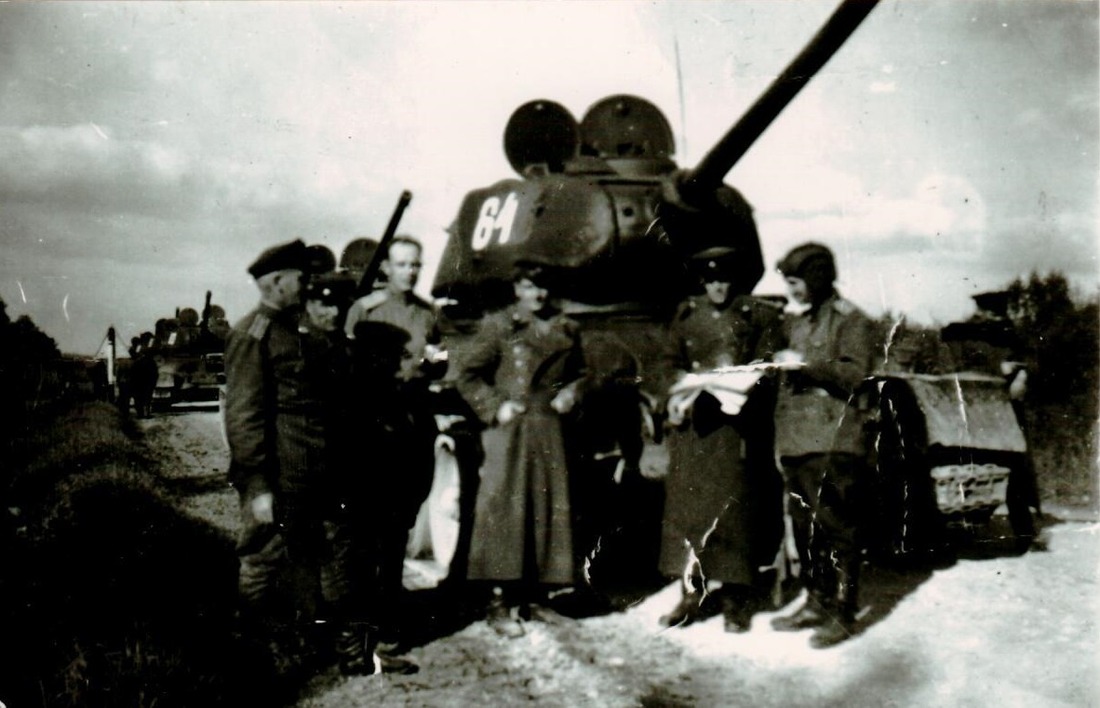 В.М. Кодола у танка второй слева