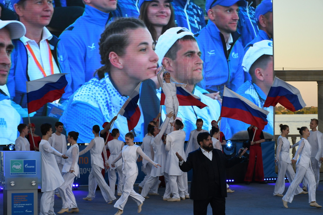 Участники соревнований на церемонии открытия
