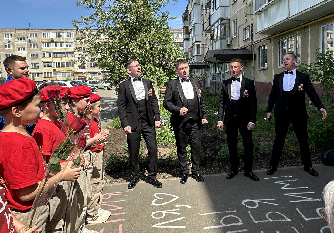Мини-концерт для Людмилы Николаевны группа "М-Квартет" организовала прямо около подъезда