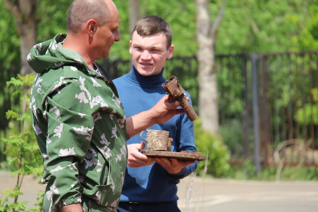 Алексей Картуз рассказал ребятам о находках