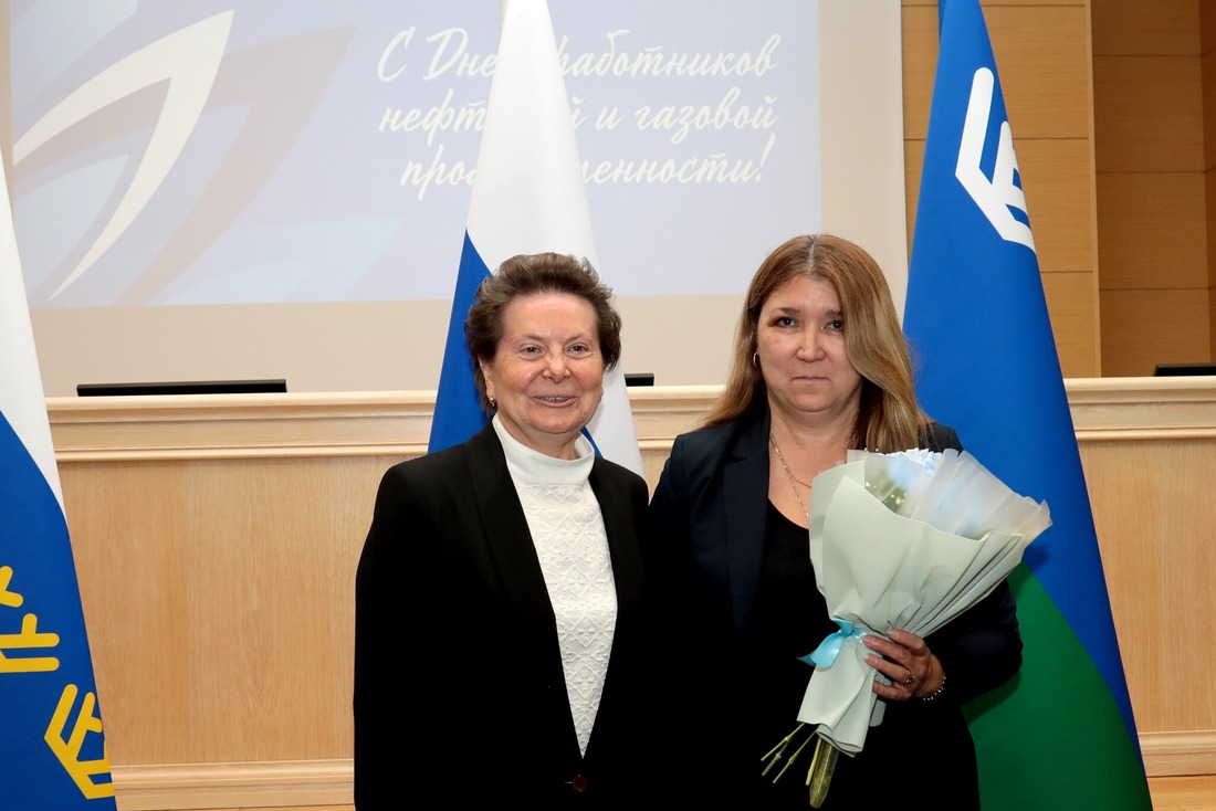 Наталья Комарова награждает Диляру Безрученкову