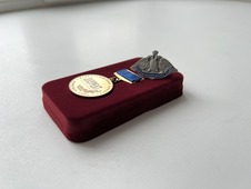Медаль и значок лауреатов конкурса