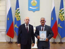 Чингиз Ярмамедов, водитель транспортного цеха (справа)