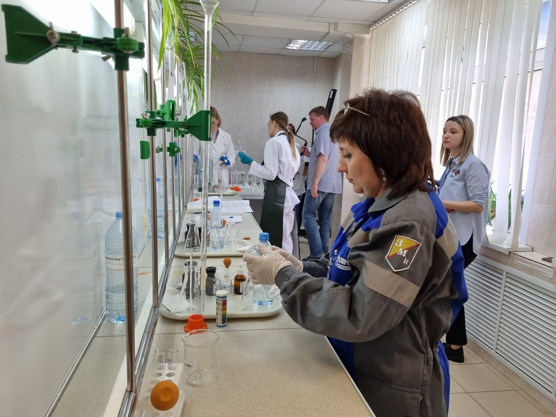 В дисциплине «Лучший лаборант химического анализа» Оксана Новохатская завоевала второе место.