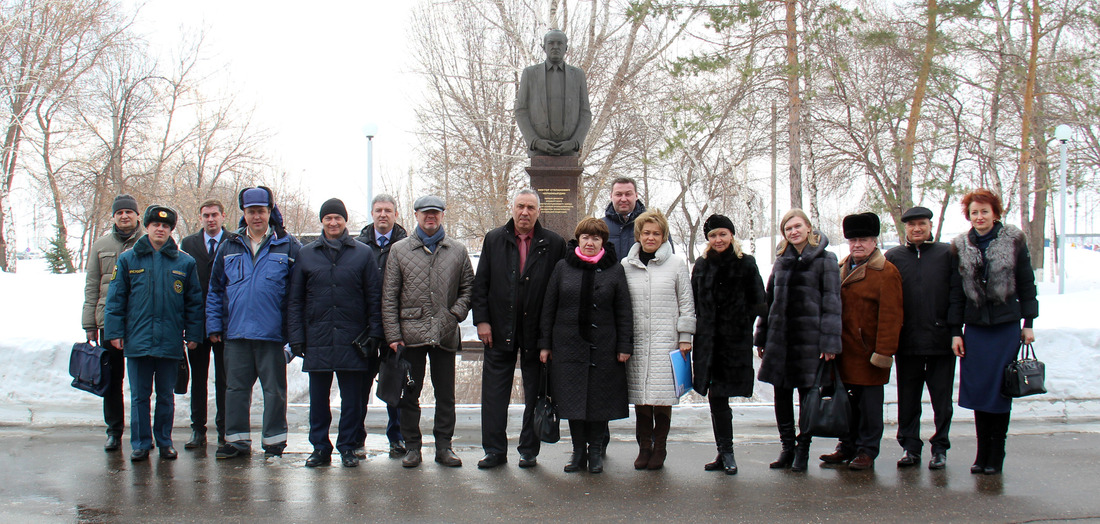 У памятника первому директору Оренбургского ГПЗ В.С. Черномырдину