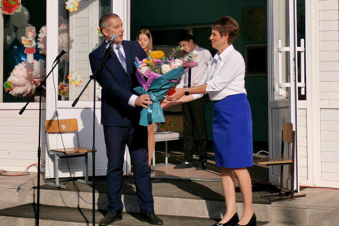 Дмитрий Лысиков поздравил с началом нового учебного года учеников Павловского лицея и вручил букет цветов директору