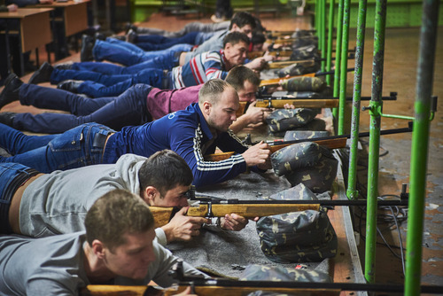 Работники гелиевого завода в Оренбургском областном стрелковом тире. Заключительный этап соревнований