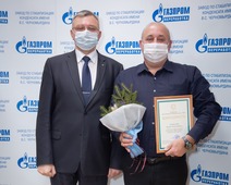 Андрей Дорощук, директор завода,  награждает Игоря Литвинова, начальника смены цеха контрольно-измерительных приборов и автоматики