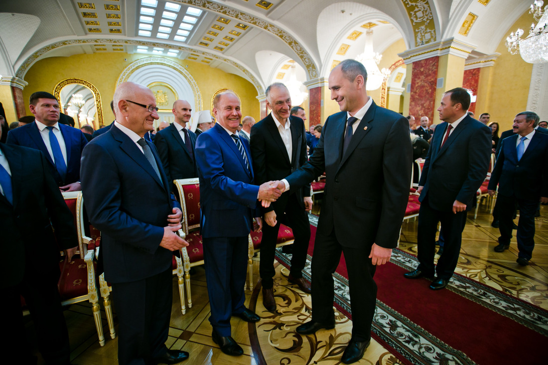 Дениса Паслера приветствуют губернаторы-предшественники Юрий Берг, Алексей Чернышев и Владимир Елагин